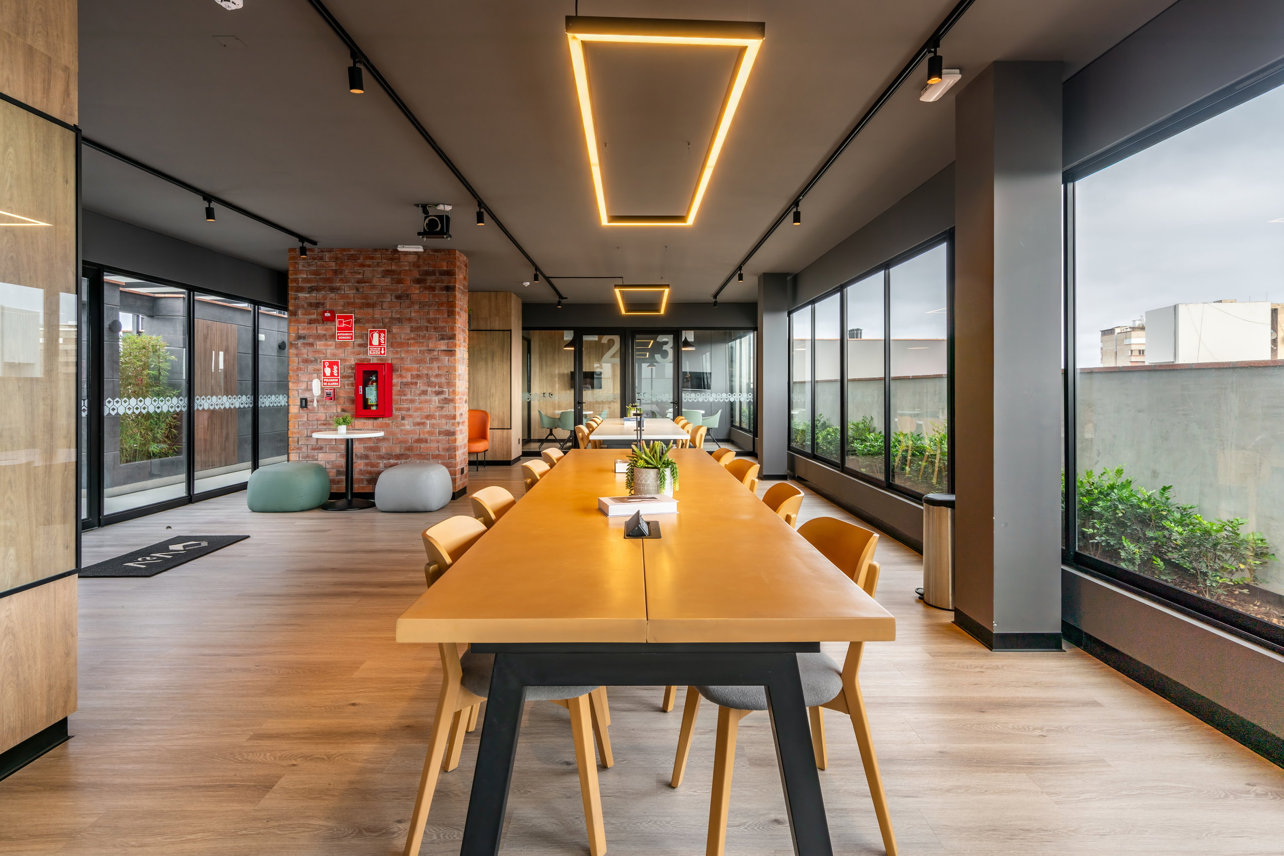 Shared coworking space and meeting areas in the AUREN building